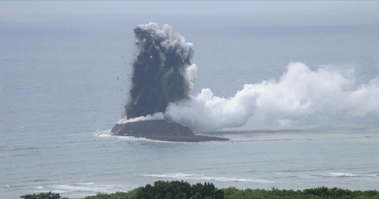 Erupcja, podwodnego, wulkanu, rejonie, japońskiego, archipelagu, Ogasawara, sprawiła, terytorium, Japonii, powiększyła, Powstała Niecodzienna sytuacja w Japonii. Wulkan stworzył nową japońską wyspę