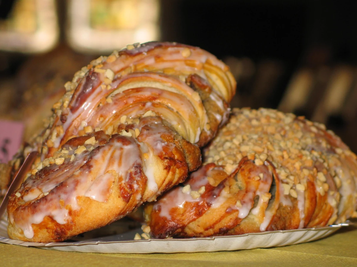 Naukowcy z Poznańskiego Instytutu Technologicznego Łukasiewicz zbadali rogala świętomarcińskiego. Sprawdzili m.in., jaka siła jest potrzebna, aby skruszyć lukier, rozerwać rogala i go ugryźć.