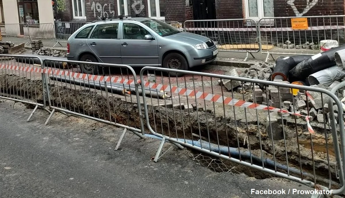 Na placu budowy w centrum Katowic wokół samochodu osobowego, który został zaparkowany w miejscu prac, wykopano rów. Auto stoi tam już od ponad dwóch tygodni. Do podobnej sytuacji doszło niedawno w Łodzi.