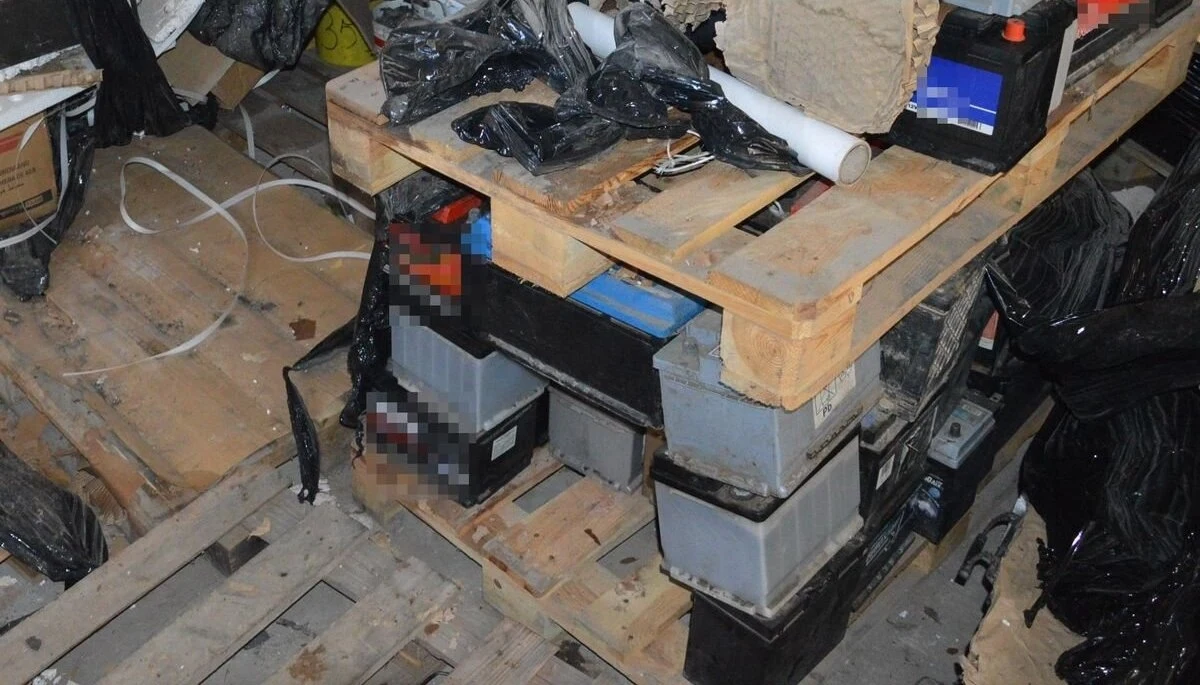 Nawet dziesięć lat więzienia grozi trzem mężczyznom z Lubelszczyzny, którzy z jednej z firm w Zamościu ukradli akumulatory o łącznej wadze 5,5 tony. Właściciel zakładu oszacował straty na 11 tysięcy złotych.