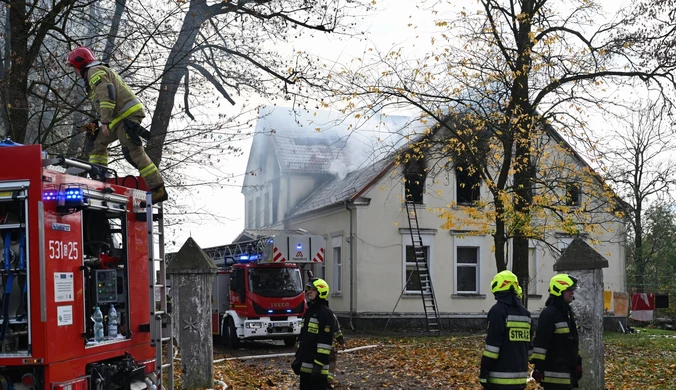 Pożar zabytkowego pałacyku. Na miejscu straż pożarna, nie żyje jedna osoba