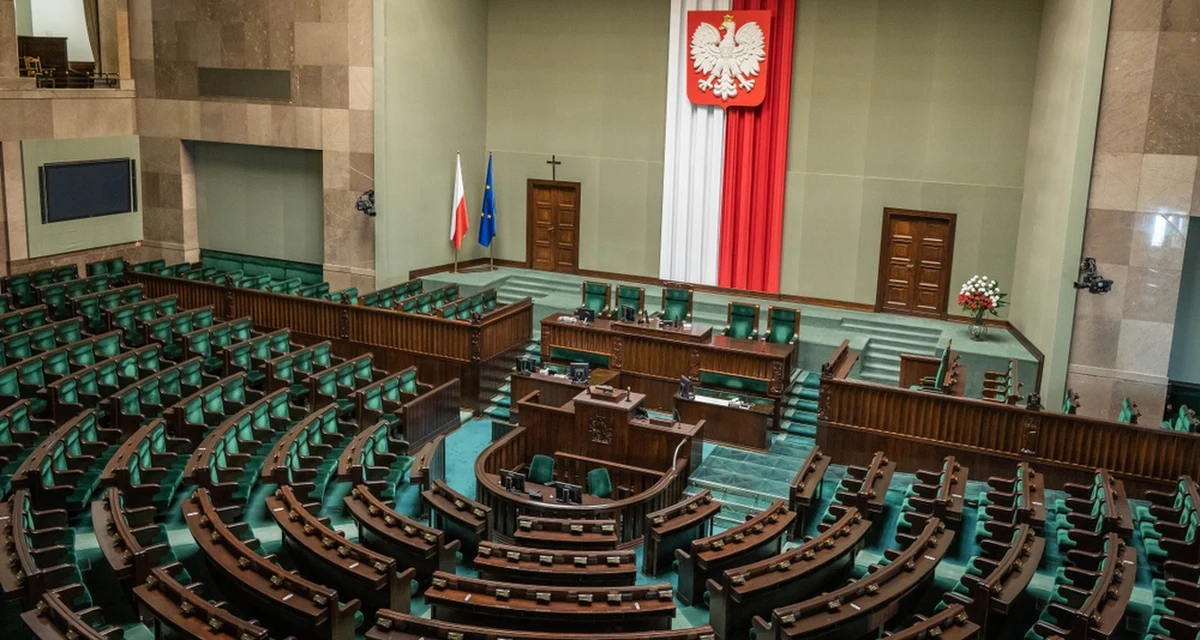 W samo południe zgromadzą się osoby wybrane do pełnienia mandatu w wyborach 15 października. Inauguracja pracy Sejmu to najbardziej sformalizowane posiedzenie o bardzo szczegółowo opisanym przebiegu. Zaczyna się w sytuacji, kiedy na pełnej sali plenarnej formalnie nie ma jeszcze posłów, a są jedynie osoby wybrane.
