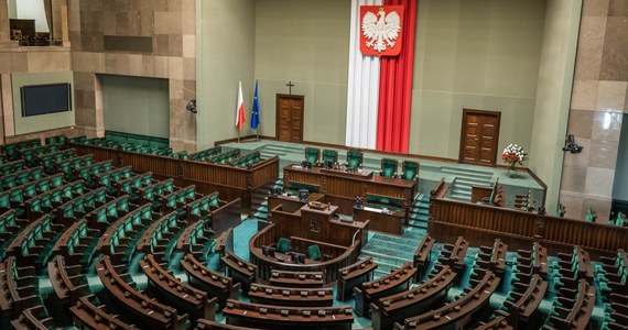 W samo południe zgromadzą się osoby wybrane do pełnienia mandatu w wyborach 15 października. Inauguracja pracy Sejmu to najbardziej sformalizowane posiedzenie o bardzo szczegółowo opisanym przebiegu. Zaczyna się w sytuacji, kiedy na pełnej sali plenarnej formalnie nie ma jeszcze posłów, a są jedynie osoby wybrane.