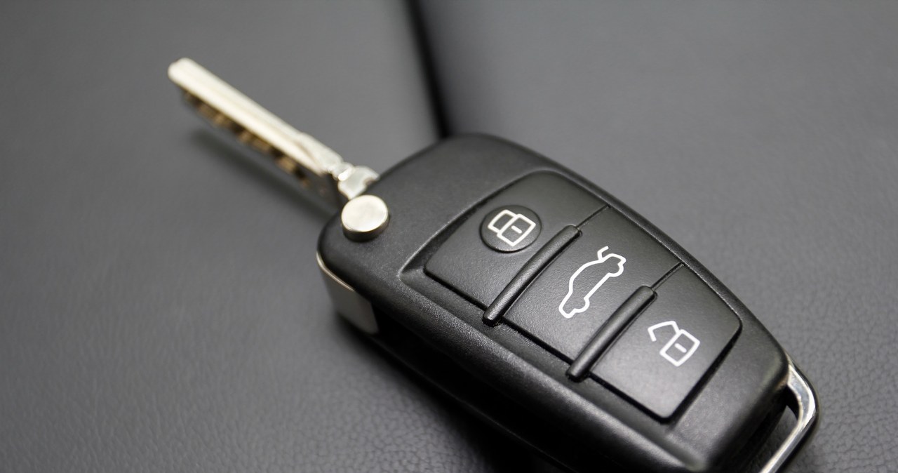 Nigdy tego nie rób, bo stracisz auto. Złodzieje klonują kluczyki