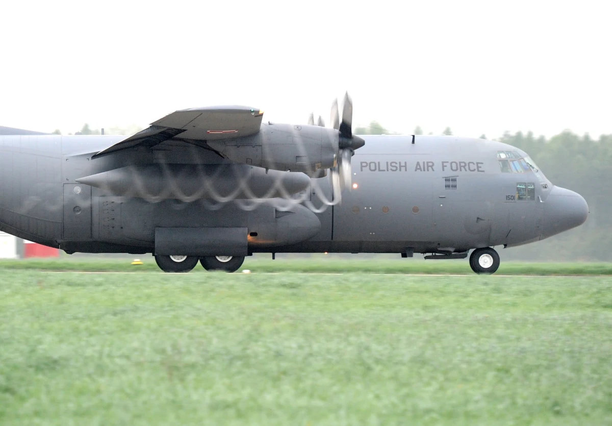 Polacy uwięzieni od miesiąca w Strefie Gazy wrócili do kraju. W poniedziałek z Egiptu wystartowały dwa polskie, wojskowe Herculesy. Leciała nimi grupa co najmniej kilkunastu polskich obywateli, którzy od czasu ataku Hamasu na Izrael nie mogli opuścić Strefy Gazy. 