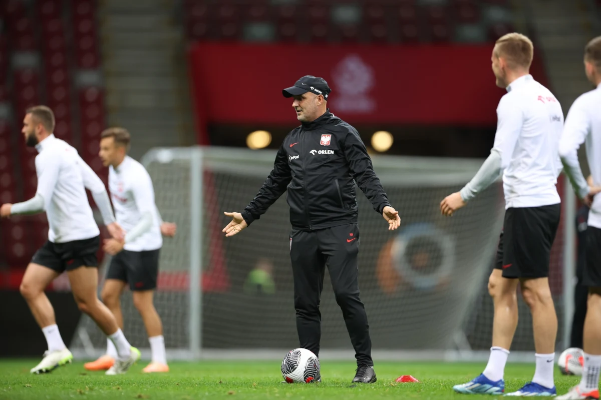 Selekcjoner piłkarskiej reprezentacji Polski Michał Probierz dokonał trzech zmian w składzie kadry na mecz z Czechami w eliminacjach Euro 2024 i towarzyskie spotkanie z Łotwą. Mateusz Łęgowski, Karol Struski i Tymoteusz Puchacz zastąpią kontuzjowanych Patryka Dziczka, Adriana Benedyczaka i Matty'ego Casha.