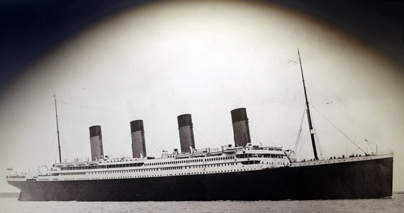 Ostrygi, wołowina, jagnięcina i kaczka krzyżówka – między innymi takie przysmaki były w menu dla pasażerów pierwszej klasy ze statku Titanic z dnia 11 kwietnia 1912 r., czyli na niecałe cztery dni przed jego zatonięciem. Kartę dań sprzedano na aukcji w Wielkiej Brytanii za 84 tys. funtów, czyli ok. 425 tys. złotych.