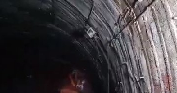 Co najmniej 40 robotników zostało uwięzionych w zawalonym tunelu drogowym, budowanym na północy Indii. „Zawaliło się około 200 metrów tunelu” – powiedział agencji AFP Durgesh Rathodi. Wiadomo, że wszyscy robotnicy żyją, trwa dramatyczna akcja ratunkowa.  
