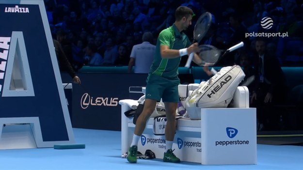 Novak Djoković podczas meczu z Holgerem Rune na ATP Finals wpadł w szał! Serb połamał dwie rakiety 