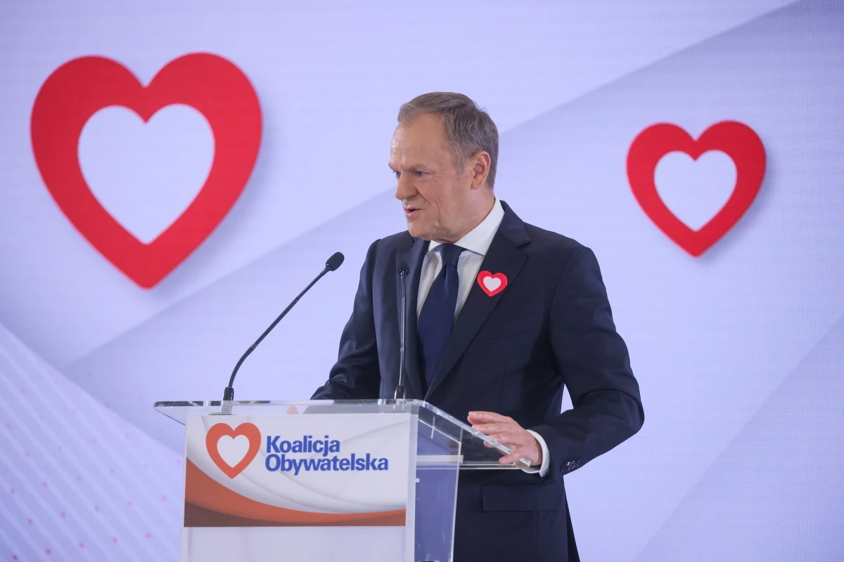 "Osiem lat czekaliśmy na tę chwilę. Nie tylko my, ale miliony Polek i Polaków" - powiedział podczas posiedzenia Rady Krajowej PO Donald Tusk. "Jarosławie Kaczyński, kończy się epoka terroru politycznego i trucizny w życiu publicznym, przegrałeś" - mówił lider Platformy Obywatelskiej.