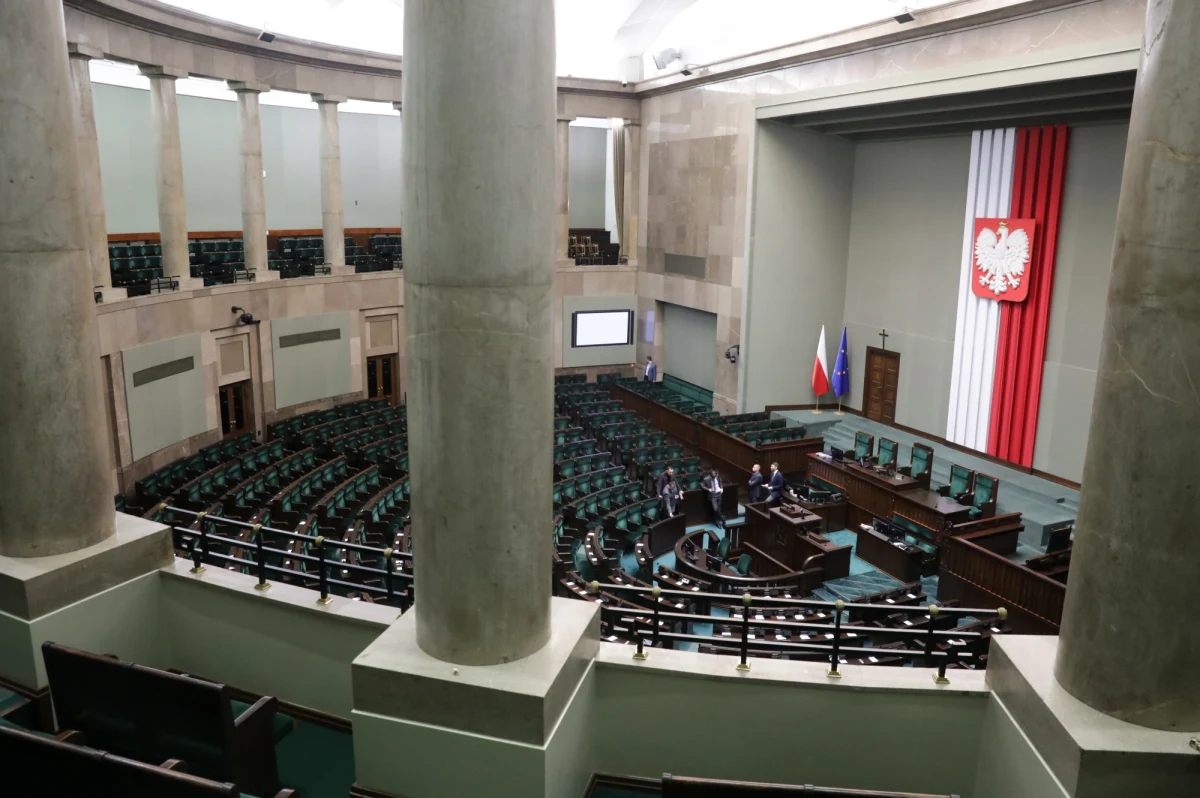 Statystyczny poseł jest mężczyzną w wieku 40-49 lat. Co czwarty z nich nie ma stażu parlamentarnego, kolejna jedna czwarta była wcześniej posłem tylko raz. Najwięcej doświadczonych posłów jest w klubie PiS. W 460-osobowym Sejmie jest tylko 135 kobiet, najwięcej, 61 – w klubie KO.