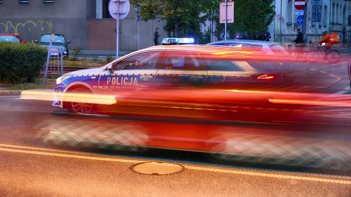 O dużym szczęściu może mówić 17-latek, który pijany wsiadł za kierownicę audi. Jadąc z nastoletnią, również pijaną koleżanką, miał wypadek. Samochód uderzył w drzewo, kierowca i pasażerka trafili do szpitala.