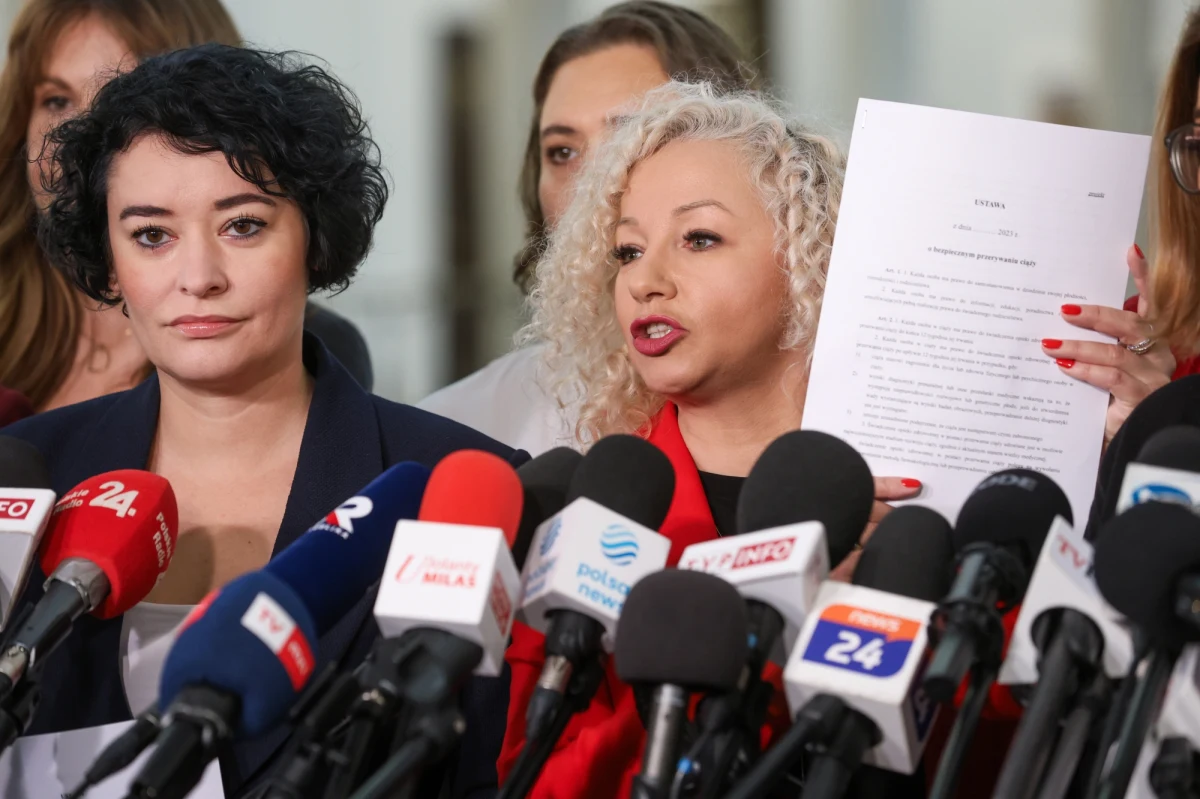 Posłanki Lewicy Katarzyna Kotula i Anna Maria Żukowska zapowiedziały, że po ślubowaniu poselskim złożą w Sejmie projekty ustaw liberalizacji prawa aborcyjnego i depenalizacji aborcji. "Jesteśmy to winne naszym wyborczyniom, które głosowały zresztą nie tylko na Lewicę" - podkreśliły. „Nie będzie w tym Sejmie zamrażarki, więc projekty będą procedowane” - oświadczył lider Polski 2050 Szymon Hołownia, kandydat partii opozycyjnych na marszałka.  