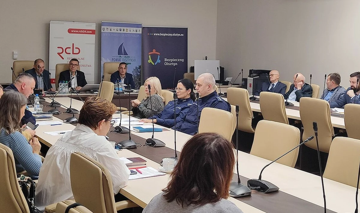 Prezydentem Olsztyna zwołał posiedzenie Miejskiego Zespołu Zarządzania Kryzysowego żeby omówić stan przygotowań do zbliżającego się sezonu zimowego. Drogowcy zapewniają, że mają zapasy piasku i soli, MPEC zapasy opału, a strażacy – zapasy paliwa.