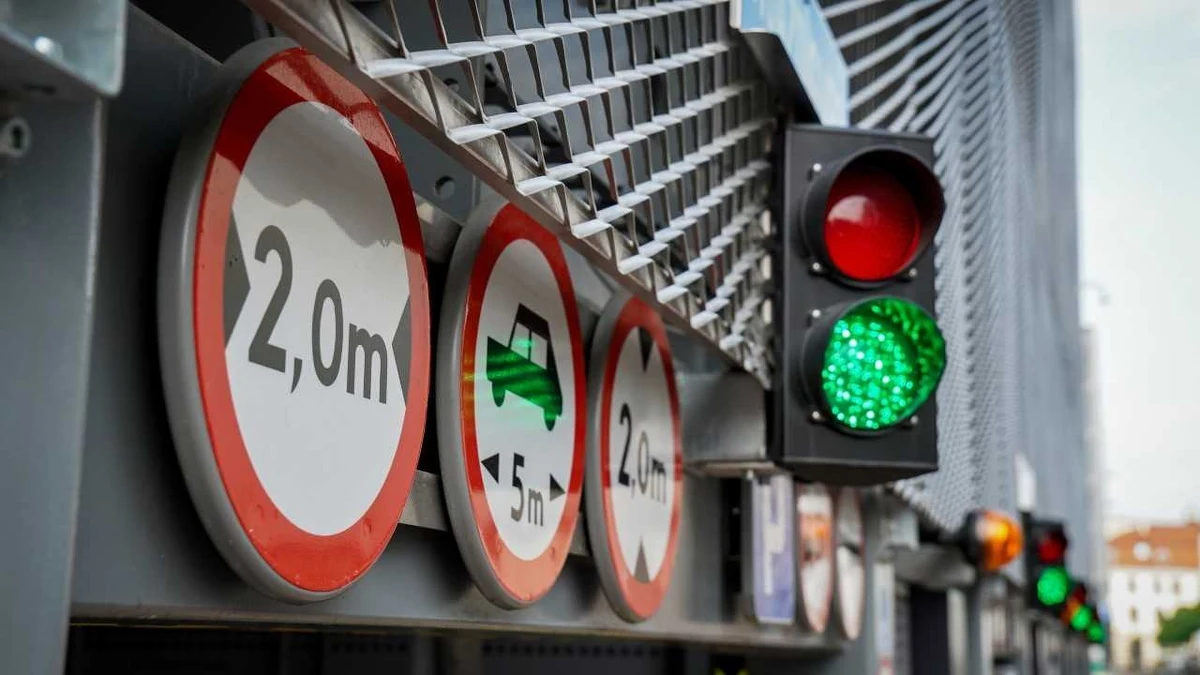 Od dziś do końca listopada w Katowicach można za darmo korzystać z automatycznych parkingów przy ul. Tylnej Mariackiej. To pierwsza tego typu inwestycja publiczna w Polsce. Dwa automaty pomieszczą łącznie 240 samochodów. Pierwsi kierowcy już z nich korzystają.