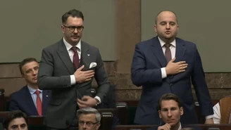 Posłowie wybuczeni w trakcie ślubowania. W tle okrzyk "skandal" 