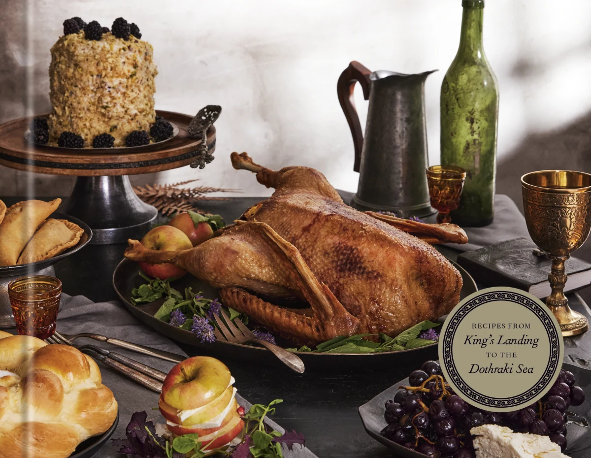 Aromatyczna mahakamska zalewajka albo pyszny deser z soczystych pieczonych owoców. Niebawem w polskich księgarniach ukaże się książka "Wiedźmin. Oficjalna księga kucharska". Również "Gra o tron" doczeka się swojej oficjalnej książki kucharskiej - jej premiera odbędzie się w maju przyszłego roku. Będą tam przepisy m.in. na krwawy placek Dothraków, pieczone winogrona Redwyne'ów oraz herbatniki okrętowe z wodorostów.