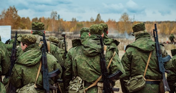 Zażywanie narkotyków przez rosyjskich żołnierzy walczących na Ukrainie jest poważnym problemem, a jednym z powodów tego jest brak możliwości rotacji oddziałów - przekazało w poniedziałek brytyjskie ministerstwo obrony.