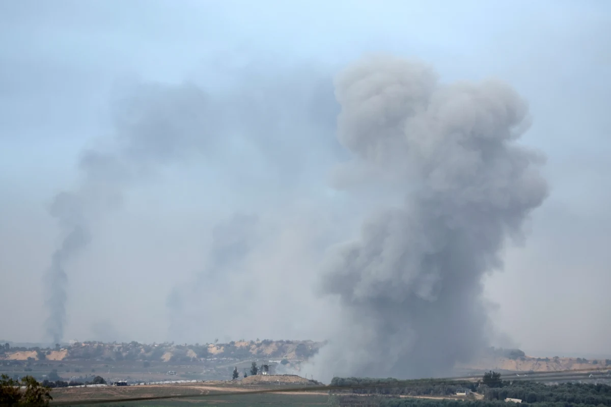 Izraelskie wojska dotarły do bram głównego szpitala w Strefie Gazy, pod którym ich zdaniem ukrywają się bojownicy Hamasu. Według palestyńskich władz w placówce zmarło 32 pacjentów, odkąd w sobotę przerwał on pracę z powodu braku paliwa i prądu.