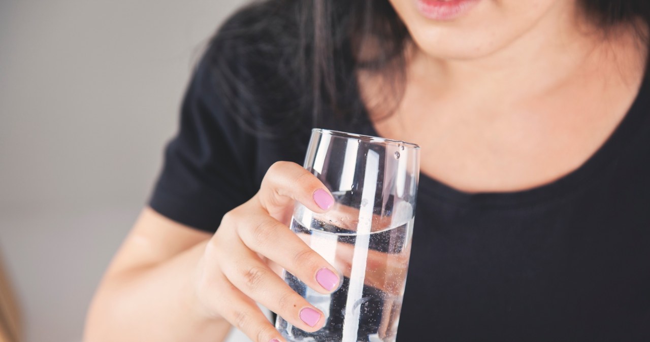 Szklanka wody do każdego posiłku? Tak popijanie wpływa na trawienie