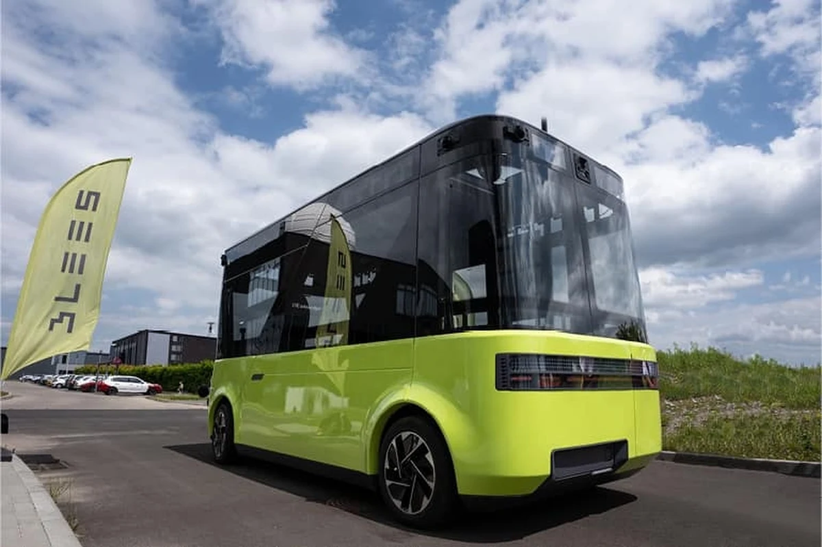 Stworzony przez gliwicki startup, autonomiczny minibus Blees BB-1 od poniedziałku (13 listopada) jest testowany na terenie Politechniki Śląskiej w Gliwicach. Wcześniej pojazd bez kierowcy z powodzeniem testowano w katowickiej Dolinie Trzech Stawów. W przyszłości autonomiczne busy mogą być stosowane w komunikacji publicznej.
