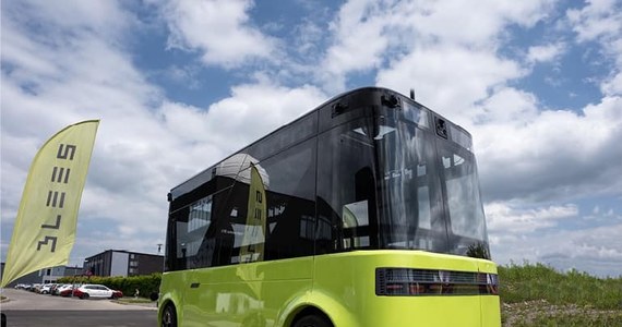 Stworzony przez gliwicki startup, autonomiczny minibus Blees BB-1 od poniedziałku (13 listopada) jest testowany na terenie Politechniki Śląskiej w Gliwicach. Wcześniej pojazd bez kierowcy z powodzeniem testowano w katowickiej Dolinie Trzech Stawów. W przyszłości autonomiczne busy mogą być stosowane w komunikacji publicznej.
