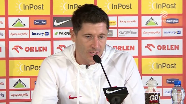 Robert Lewandowski, kapitan reprezentacji Polski, odniósł się na konferencji prasowej, rozpoczynającej listopadowe zgrupowanie Biało-Czerwonych, do tematu braku czasu selekcjonerów na zbudowanie taktyki naszej drużyny. Ostatni selekcjonerzy prowadzili bowiem kadrę - z różnych przyczyn - w zaledwie kilku bądź kilkunastu meczach. - Realia reprezentacji są takie, że tego czasu nie było, nie ma i nie będzie. Po prostu trzeba spróbować wyciągnąć maksa z tego, co się da - skomentował Lewandowski.

