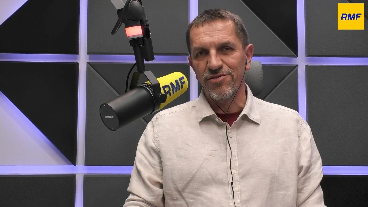 "Wydaje mi się, że rzeczywistość chce nam coś powiedzieć, w jakim stanie jest Jarosław Kaczyński. Tak to wygląda, że jest już najwyraźniej wyczerpany sprawowaniem władzy i wyczerpany tą rolą niedoszłego emerytowanego zbawcy narodu i to rzeczywiście jest tak, że już stają się widoczne bardzo mocno wszystkie słabości" – mówił w Popołudniowej rozmowie w RMF FM prof. Jarosław Flis, socjolog z Uniwersytetu Jagiellońskiego. W ten sposób odniósł się do dzisiejszego zachowania Jarosława Kaczyńskiego. Prezes PiS najpierw powiedział, że Donald Tusk zachowywał się jak lump, a następnie spóźnił się na obrady Sejmu, a później wydawał się przysnąć podczas przemówienia Mateusza Morawieckiego. 