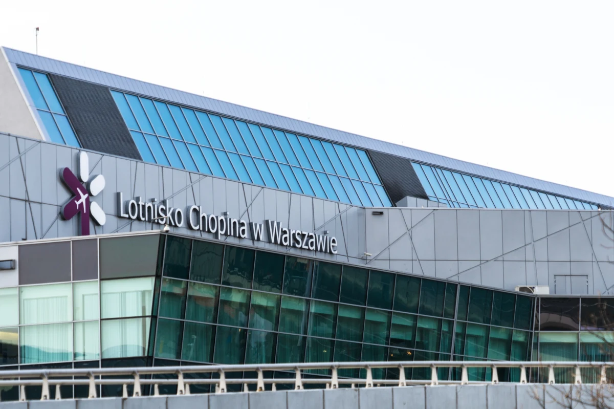 Według danych opublikowanych przez brytyjską firmę OAG, Lotnisko Chopina w październiku zostało najpunktualniejszym lotniskiem w Europie - poinformował w poniedziałek stołeczny port lotniczy. Dodano, że wśród światowych lotnisk, warszawski port zajął 6 miejsce w rankingu punktualności.