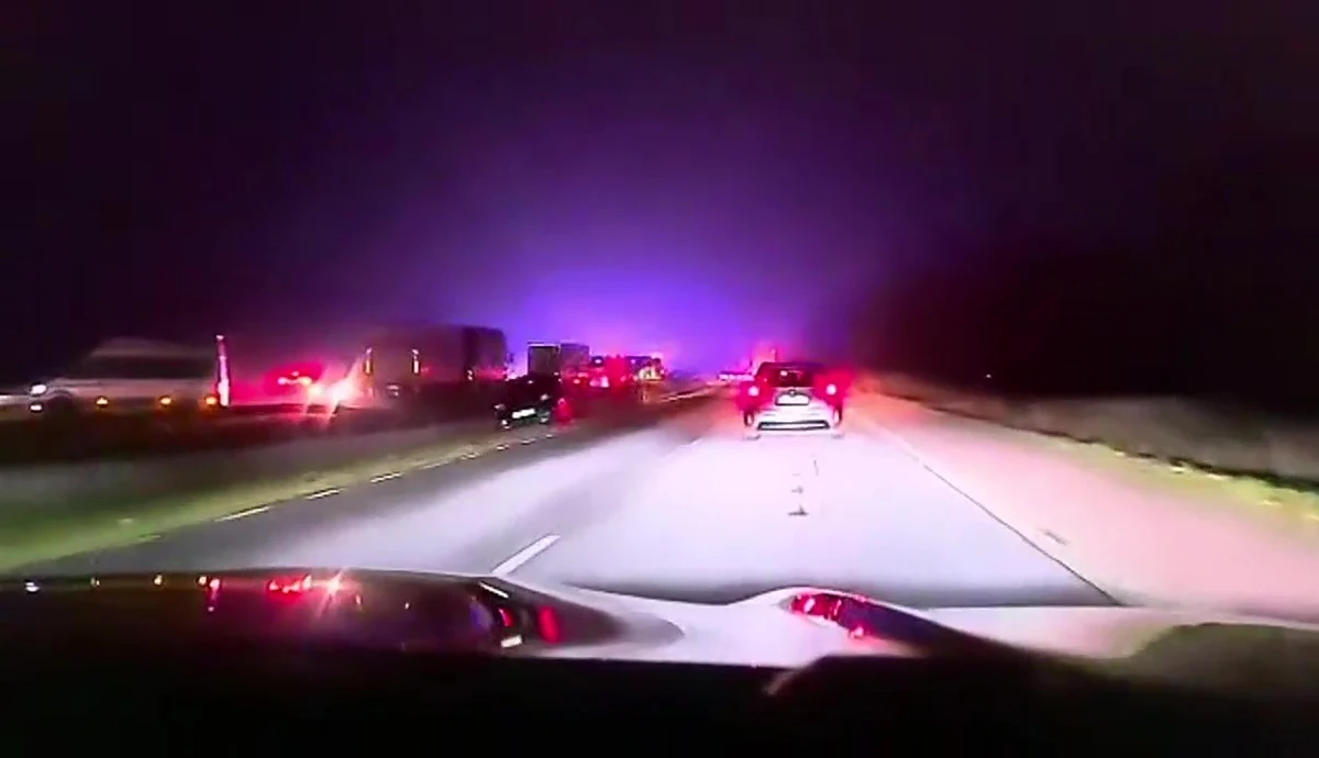 Żyrardowska policja szuka świadków tragicznego wypadku, do którego doszło w sobotę na S8 w miejscowości Wymysłów w gm. Mszczonów (Mazowieckie). Brały w nim udział cztery samochody osobowe. Zginęło 10-letnie dziecko, a 6 osób trafiło do szpitala.