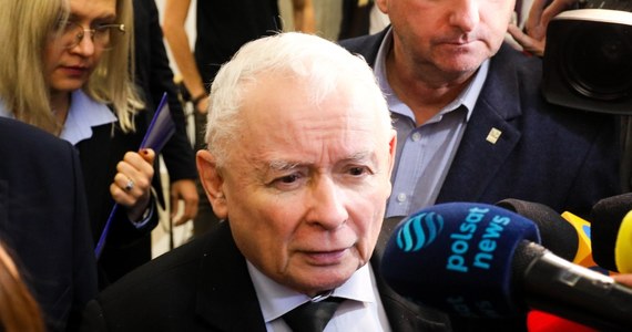 Jarosław Kaczyński pytany o przyczyny porażki wyborczej przyznał, że jako szef partii ponosi odpowiedzialność za jej wynik z 15 października. Jednocześnie prezes odrzuca tezę, że o słabszym wyniku Prawa i Sprawiedliwości zadecydowały nieustanne personalne ataki na czołowych polityków opozycji. Szef PiS tłumaczył, że jego partia jedynie reagowała na zaczepki ze strony rywali. Zirytowany Kaczyński rzucił w stronę dziennikarzy na sejmowym korytarzu: "Ile było niebywałego chamstwa, niemieckiego chamstwa ze strony PO?"