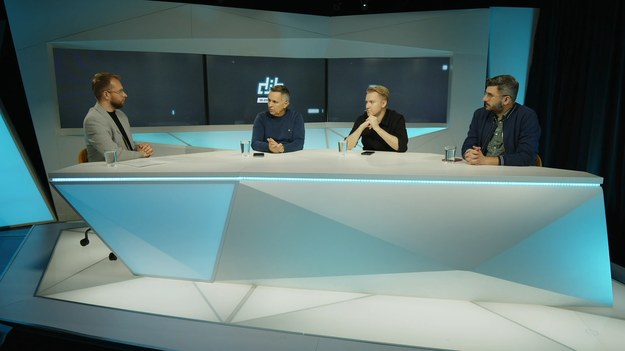 "Do jednej bramki" NA ŻYWO w każdy poniedziałek o godz. 12.00 w Interii oraz  Polsat BOX Go .
W tekście zawarto link serwisu partnerskiego
