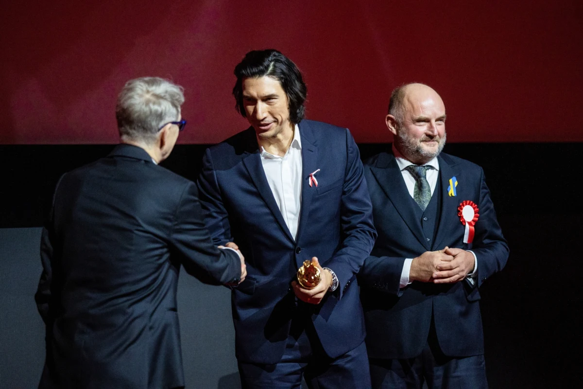 Adam Driver był gościem festiwalu Energa Camerimage w Toruniu, na którym promował film "Ferrari" w reż. Michaela Manna. Artysta odebrał Nagrodę Specjalną dla Aktora i wziął udział w sesji Q&A. Jedno z pytań wyraźnie wytrąciło hollywoodzkiego gwiazdora z równowagi. Efekt? Driver nie gryzł się w język i odpowiedział w wulgarny sposób.