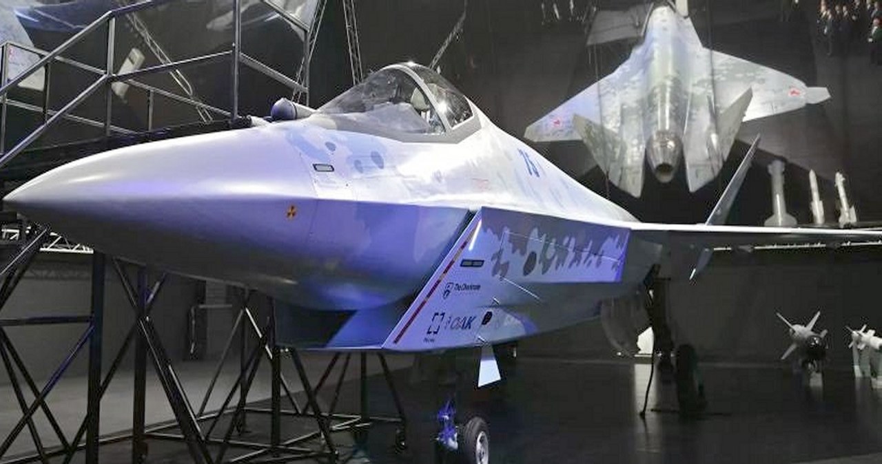 Rosyjski koncern lotniczy Suchoj ogłosił rozpoczęcie produkcji myśliwca 5. generacji o nazwie Su-75 Checkmate.