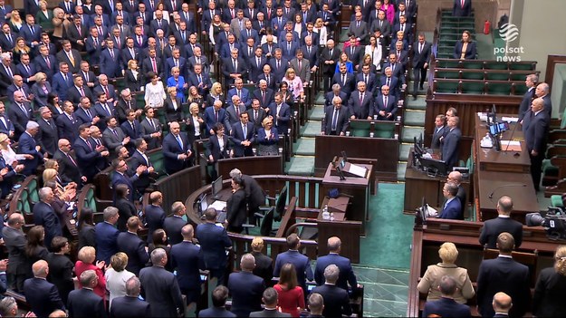 Trzykrotnym uderzeniem laski marszałkowskiej, Marszałek Senior - Marek Sawicki -  zainaugurował pierwsze posiedzenie Sejmu 10. kadencji. Prezydent wygłosił orędzie, posłowie złożyli ślubowania, a premier Mateusz Morawiecki złożył dymisję rządu. Na Wiejskiej emocji dziś nie brakowało.Materiał dla "Wydarzeń" przygotował Paweł Naruszewicz. 