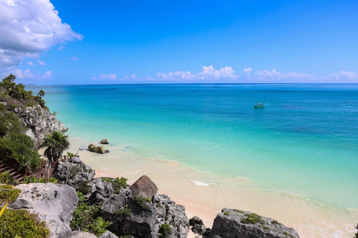 Marynarka wojenna Kolumbii patroluje rejon Morza Karaibskiego u swoich wybrzeży, na którego dnie spoczywa zatopiony w XVIII w. hiszpański galeon San Jose. Do wraku, który wypełniony ma być kosztownościami pretenduje Hiszpania, Kolumbia, a także Boliwia. 