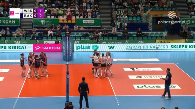 Skrót meczu #VolleyWrocław – MOYA Radomka Radom 1:3 (21:25, 24:26, 29:27, 17:25) - siatkówka, Tauron Liga 2023/2024, 6. kolejka.

 

_______
#VolleyWrocław: Anna Lewandowska, Julia Szczurowska, Anna Bączyńska, Gabriela Ponikowska, Lucie Muhlsteinova, Kinga Stronias – Anna Pawłowska (libero) oraz Aleksandra Gancarz, Adrianna Szady, Julia Stancelewska, Aleksandra Gromadowska. Trener: Michal Masek.
Radomka: Natalia Murek, Kornelia Moskwa, Marta Łyczakowska, Hilary Johnson, Martyna Świrad, Monika Gałkowska – Maria Stenzel (libero) oraz Klaudia Nowakowska, Adrianna Rybak-Czyrniańska, Angelika Gajer. Trener: Stefano Micoli.