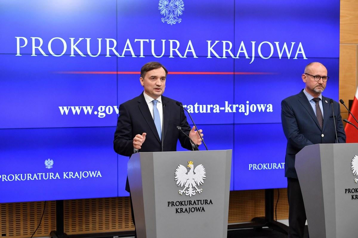 Dopiero w połowie grudnia nowy prokurator generalny straci wpływ na kontrolę operacyjną CBA i ABW, dlatego PiS chce utrzymać władzę jeszcze przez miesiąc - donosi we wtorek "Rzeczpospolita". 