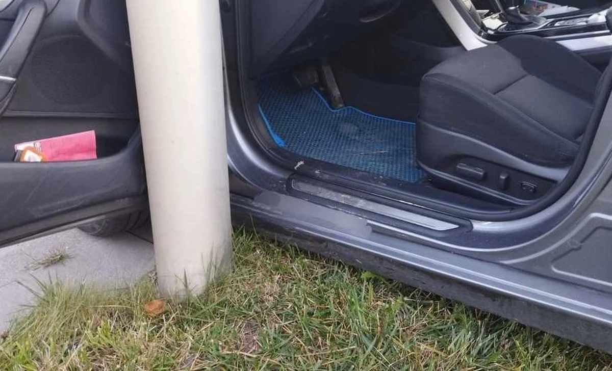 Niezwykłym wyczynem popisał się kierowca samochodu osobowego w Płocku. Z promilami w organizmie przejechał autem po własnej stopie. Wycieczkę zakończył na latarni.