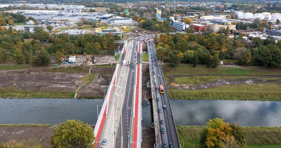 Miasto zastanawia się nad wyburzeniem Mostów Chrobrego łączących Sępolno i Swojczyce we Wrocławiu. Swoje plany urzędnicy tłumaczą tym, że przeprawa jest w fatalnym stanie technicznym. Ruch odbywa się niedawno otwartymi nowymi mostami. Konserwator nie zgadza się z takim pomysłem, bo stare mosty są zabytkiem. W tle sporu są pieniądze potrzebne na remont.