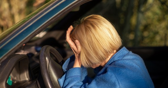 Policjanci zatrzymali do kontroli seicento, za którego kierownicą siedział 15-letni chłopak. Obok na miejscu pasażera siedziała jego mama. Kobieta przyznała, że syn wozi ją samochodem, od kiedy chodził do VI klasy. Chłopak potwierdził. Powiedział, że mama uszkodziła już dwie skrzynie biegów. 