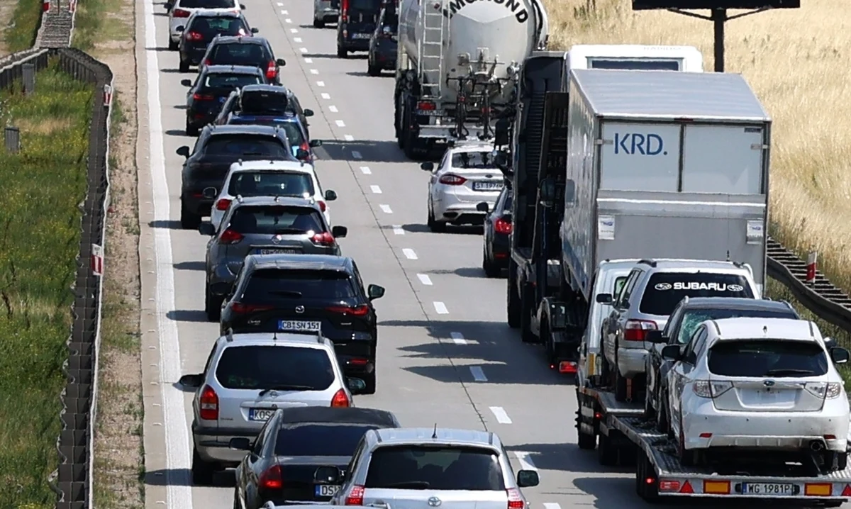 ​7 kilometrów ma korek na autostradzie A4 przed granicą z Niemcami w Jędrzychowicach na Dolnym Śląsku. Powód to kontrole graniczne po stronie Niemiec i większy ruch na początku tygodnia. Gdzie jeszcze się korkuje?