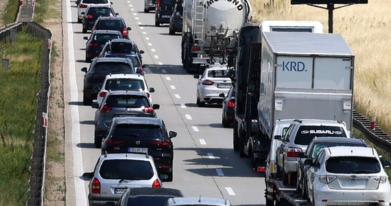 ​7 kilometrów ma korek na autostradzie A4 przed granicą z Niemcami w Jędrzychowicach na Dolnym Śląsku. Powód to kontrole graniczne po stronie Niemiec i większy ruch na początku tygodnia. Gdzie jeszcze się korkuje?