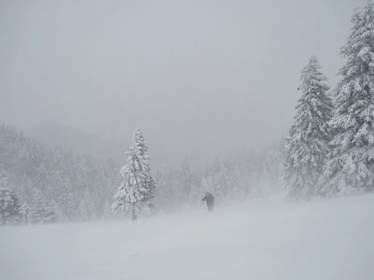 Mamy niezwykle wietrzną jesień w Tatrach. Wtorek to kolejny dzień w ciągu ostatniego miesiąca wiatr na Kasprowym Wierchu przekracza 100 km na godzinę. „To ewenement” - mówi Paweł Parzuchowski szef zakopiańskiego IMGW.