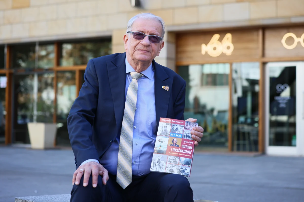 Przed krakowskim sądem okręgowym rozpoczął się proces prof. Wojciecha Roszkowskiego, autora podręcznika do przedmiotu historia i teraźniejszość oraz wydawcy książki – Białego Kruka. Pozew złożyła rodzina dziecka poczętego metodą in vitro.