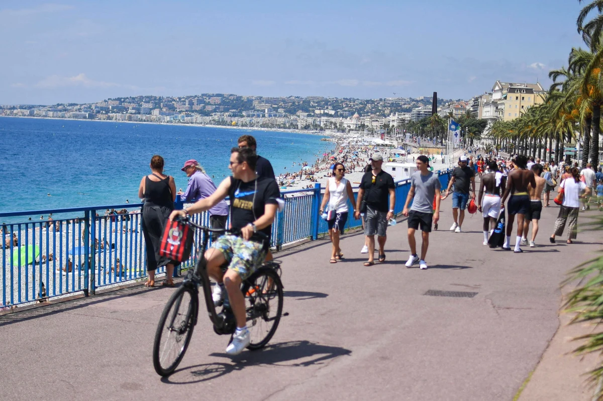 Leżąca na południu Francji Nicea wprowadza zakaz palenia papierosów na wszystkich plażach od lata 2024 r. Niedopałki papierosów są "głównym źródłem zanieczyszczeń" w mieście i stanowią zagrożenie dla wybrzeża Nicei - podkreślił mer Christian Estrosi.
