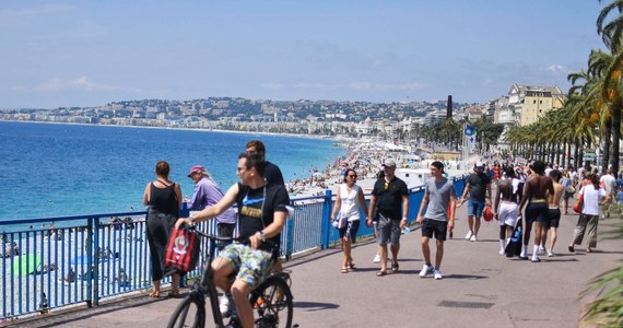 Leżąca na południu Francji Nicea wprowadza zakaz palenia papierosów na wszystkich plażach od lata 2024 r. Niedopałki papierosów są "głównym źródłem zanieczyszczeń" w mieście i stanowią zagrożenie dla wybrzeża Nicei - podkreślił mer Christian Estrosi.
