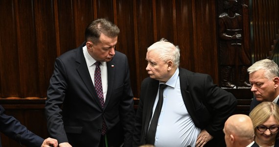 Widziałem niemoc, bezsilność i rezygnację – tak reakcję liderów PiS na pierwsze przegrane głosowania opisuje poseł z bliska obserwujący przebieg wczorajszych obrad Sejmu. Reakcja prezesa Kaczyńskiego na porażki może zapowiadać przejście największej partii opozycji na pozycje, z których negowane będzie wszystko, co tej partii nie odpowiada. 