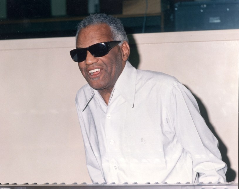 Znakomity film "Green Book" z 2018 roku w reżyserii Petera Farrelly’ego, pomimo że przedstawia dzieje afroamerykańskiego pianisty Dona Shirleya, jest też obrazem uniwersalnym. W ten sam sposób można przedstawić historię Raya Charlesa z początku lat 60., kiedy jego sława przekroczyła rasowe bariery, za sprawą sukcesu standardu "Georgia on My Mind", ale w swojej rodzinnej Georgii musiał występować w salach przed wyłącznie białą publicznością. Słynna piosenka, której muzyk nadał swoją interpretacją nowe znaczenie, w 1960 roku zajęła pierwsze miejsce na liście Billboardu.
