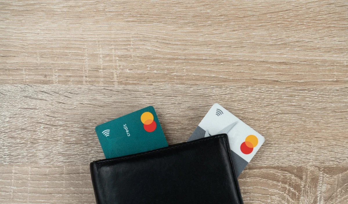 Policjanci z Jeleniej Góry zatrzymali mężczyznę, który wielokrotnie posłużył się kartą płatniczą zmarłego ojca. Usłyszał 115 zarzutów. Łącznie z konta zmarłego pobrał prawie 30 tys. zł. Teraz grozi mu  do 10 lat więzienia.